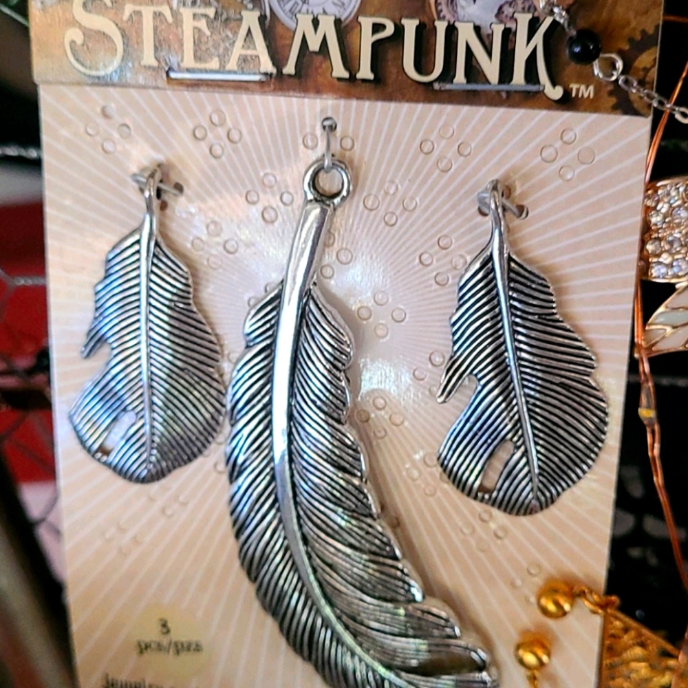 💖Steampunk 3 pieces Feather charms💠3 for $15💠